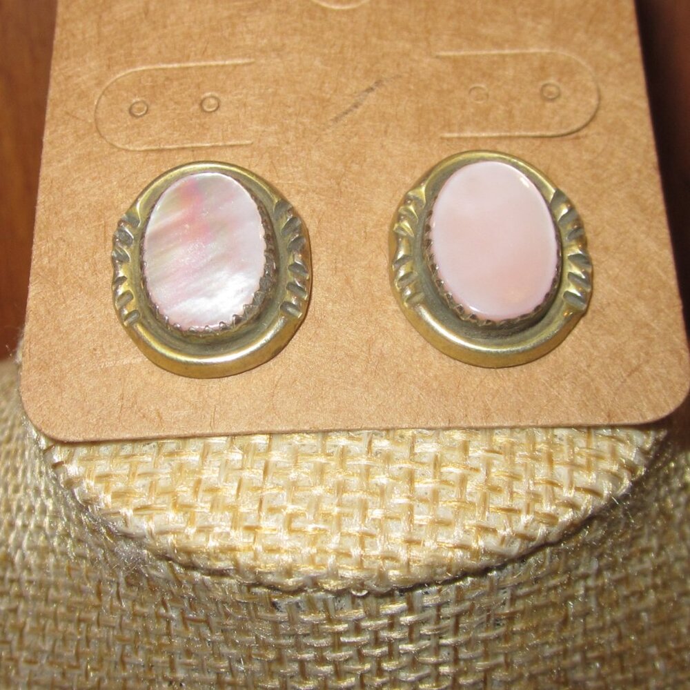Vintage Native American Pink Conch Post Back Earrings - Picture 2 of 3